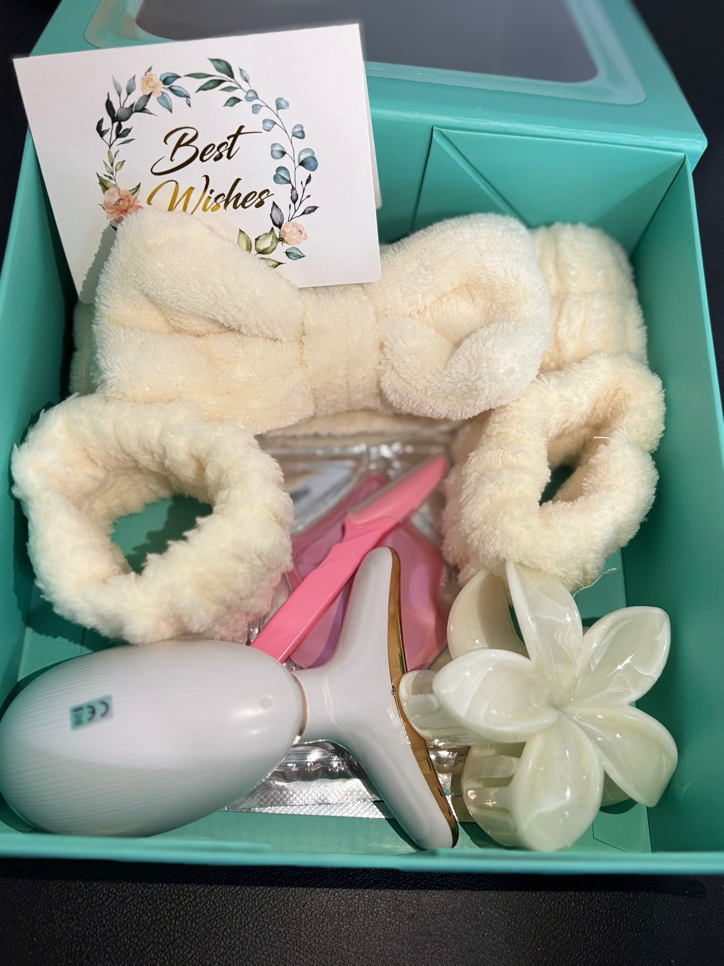 ✨ Self-Care Essentials Gift Set ✨
The perfect kit for a relaxing beauty routine at home.
